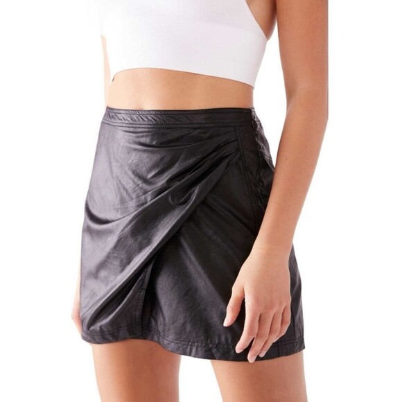 Free People Fake Out Black Faux Leather Mini Skirt Size 2 Mob Wife Grunge Goth - Picture 2 of 7